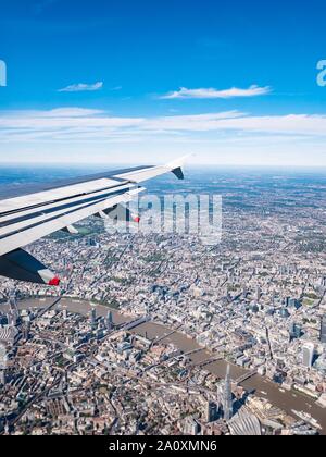 Vista dalla finestra di piano con ala sopra fiume Thames & La Shard, London, England, Regno Unito Foto Stock