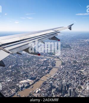 Vista dalla finestra dell'aereo sul Tamigi e sul centro città, con Shard e Hyde Park, Londra, Inghilterra, Regno Unito Foto Stock