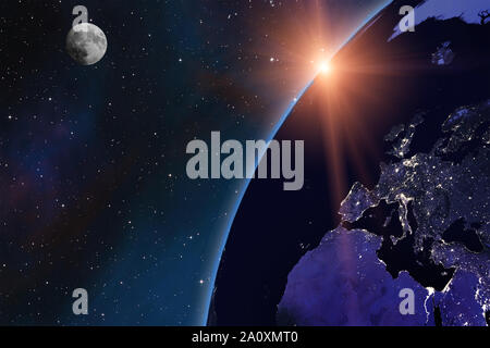 Il pianeta Terra e la luna dallo spazio di notte. Le città europee si accende. La scena del tramonto raggi di sole. Alcuni elementi di questa immagine fornita dalla NASA Foto Stock