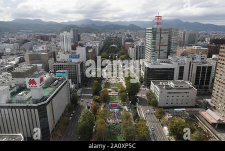 Vista del Parco Odori Sapporo da Sapporo torre della TV, Giappone. Foto Stock