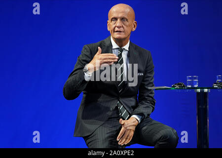 Milano, Italia. Il 22 settembre, 2019. Pierluigi Collina - ex calcio italiano arbitro - parlando durante il FIFA Football conferenza presso il Palazzo del Ghiaccio, il 22 settembre 2019 a Milano, Italia. Credito: Sport Stampa foto/Alamy Live News Foto Stock