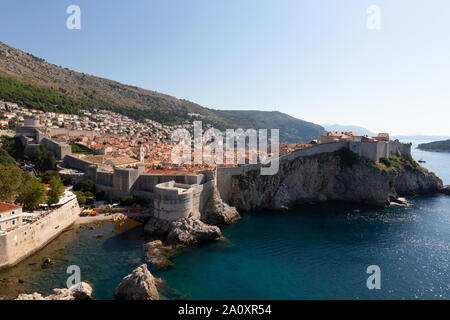 Dubrovnik le mura della città - una vista della città di Dubrovnik Città Vecchia e al muro, sito Patrimonio Mondiale dell'UNESCO, da Fort Lovrijenac; Dubrovnik Croazia Europa Foto Stock