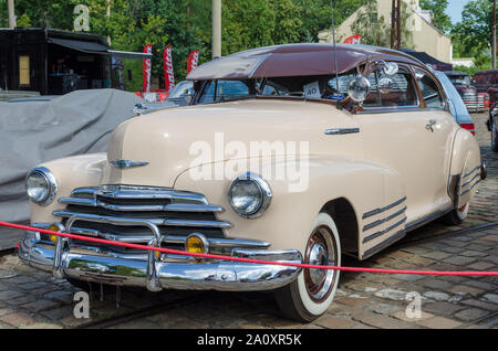 WROCLAW, Polonia - 11 agosto 2019: USA auto show, 1948 Chevrolet Fleetline Aerosedan colore beige. Foto Stock