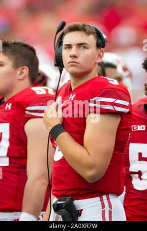 Settembre 21, 2019: Wisconsin Badgers quarterback Graham Mertz #5 si affaccia su durante il NCAA Football gioco tra il Michigan Ghiottoni e Wisconsin Badgers a Camp Randall Stadium di Madison, WI. John Fisher/CSM Foto Stock