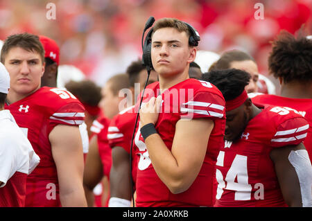 Settembre 21, 2019: Wisconsin Badgers quarterback Graham Mertz #5 si affaccia su durante il NCAA Football gioco tra il Michigan Ghiottoni e Wisconsin Badgers a Camp Randall Stadium di Madison, WI. John Fisher/CSM Foto Stock