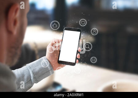 Telefono mockup circondato con social network icone concetto. Foto Stock