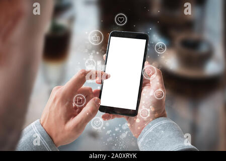 Telefono mockup circondato con social network icone. Schermo isolato per app promozione del design. Foto Stock