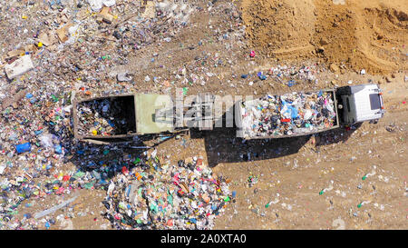 Caricato Immondizia camion scarico in una discarica comunale, superiore dell'antenna verso il basso Foto Stock