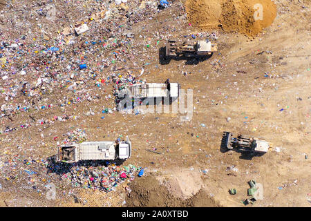 Caricato Immondizia camion scarico in una discarica comunale, superiore dell'antenna verso il basso Foto Stock