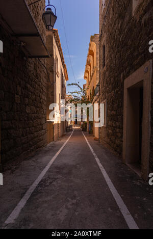 Svuotare stradina nel centro storico di Porto Vecchio. Presa alla fine di un pomeriggio d'estate, Corsica, Francia Foto Stock