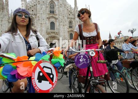 Milano donne fantasia bike bicicletta mostra REALIZZATA DA DONNE PER LE DONNE PER CELEBRARE IL SUO DIRITTO DI UTILIZZARE LE STRADE di libertà e di indipendenza di questo pomeriggio a partite NEL 1630 DA PIAZZA DUOMO (SALMOIRAGO FOTOGRAMMA/fotogramma, Milano - 2019-09-22) p.s. la foto e' utilizzabile nel rispetto del contesto in cui e' stata scattata, e senza intento diffamatorio del decoro delle persone rappresentate Foto Stock