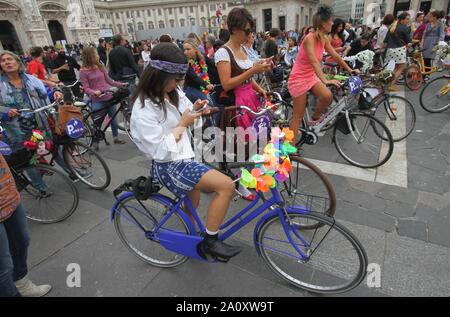 Milano donne fantasia bike bicicletta mostra REALIZZATA DA DONNE PER LE DONNE PER CELEBRARE IL SUO DIRITTO DI UTILIZZARE LE STRADE di libertà e di indipendenza di questo pomeriggio a partite NEL 1630 DA PIAZZA DUOMO (SALMOIRAGO FOTOGRAMMA/fotogramma, Milano - 2019-09-22) p.s. la foto e' utilizzabile nel rispetto del contesto in cui e' stata scattata, e senza intento diffamatorio del decoro delle persone rappresentate Foto Stock