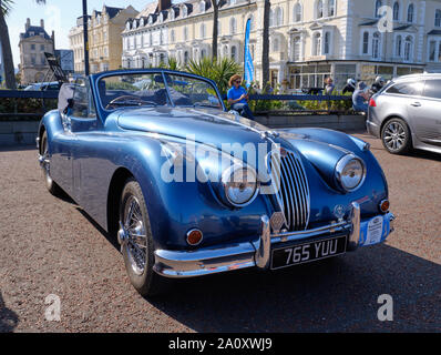 Jaguar XK club vetture partecipanti nel Round Britain unità costiere di arresto internazionale sulla spiaggia di Llandudno. per raccogliere fondi per il cancro della prostata UK Foto Stock