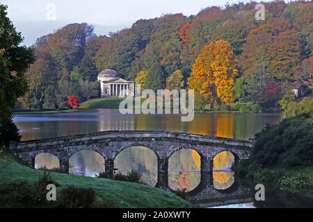 Colore di autunno a Stourhead NT Foto Stock