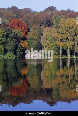 Colore di autunno a Stourhead NT Foto Stock