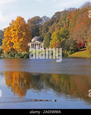 Colore di autunno a Stourhead NT Foto Stock