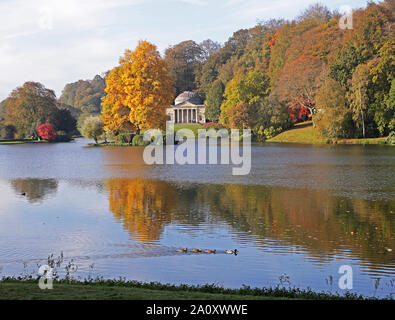 Colore di autunno a Stourhead NT Foto Stock