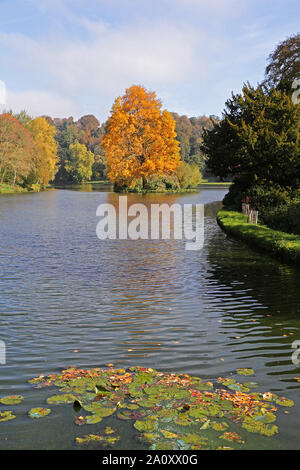 Colore di autunno a Stourhead NT Foto Stock