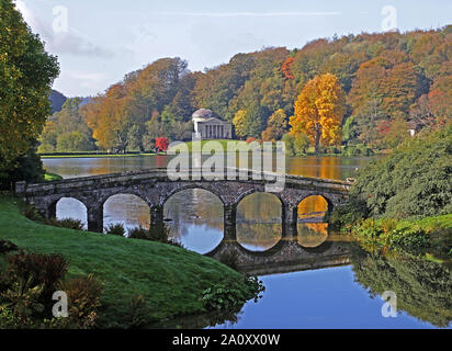 Colore di autunno a Stourhead NT Foto Stock