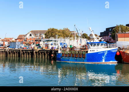 Un blu-dipinto barche da pesca ormeggiate nel porto di Portsmouth, England, Regno Unito Foto Stock