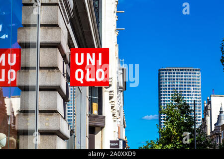 Segno per Uniqlo abbigliamento store su Oxford Street, London, Regno Unito Foto Stock