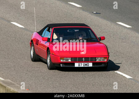 Un 1982 Ferrari 308 GTSi viaggiando verso sud sull'autostrada M6 vicino a Garstang in Lancashire, Regno Unito. Foto Stock