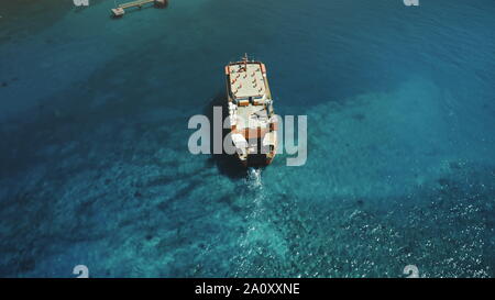 Antenna fuco alto volo sopra il grande traghetto Barca a vela al Porto di isola tropicale di Nusa Penida, isola di Bali, Indonesia. Blu acqua cristallina. Viaggi Turismo Vacanze Foto Stock