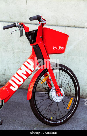 Dockless bicicletta elettrica parcheggiata sul marciapiede da Jump bicicletta schema di condivisione, London, Regno Unito Foto Stock