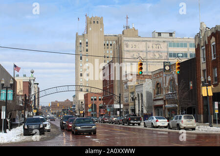 La Saginaw Street nel centro di Flint, Michigan in inverno Foto Stock