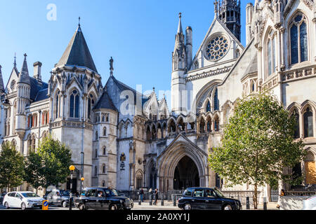Il Royal Courts of Justice e l Alta Corte di giustizia e del Tribunale di Appello di Inghilterra e Galles, Fleet Street, Londra, Regno Unito Foto Stock