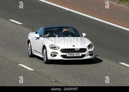 2016 bianco Fiat 124 Spider Lusso + Multia; Classic, Specialista, collezionabile futuro automobili classiche sulla M6 a Lancaster, Regno Unito Foto Stock