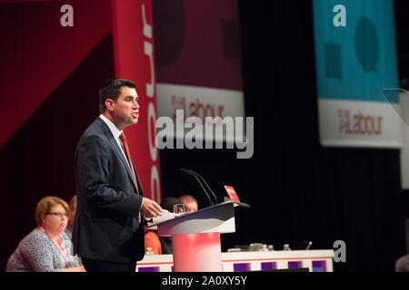 Partito Laburista Conferenza annuale 2019, Centro di Brighton e Brighton, Inghilterra, Regno Unito. 22nd. Settembre, 2019. Richard Burgon p.f. Ombra del Segretario di Stato per la giustizia e l'Ombra Lord Cancelliere parlando sul palco principale circa la ricostruzione di servizi pubblici del partito laburista Conferenza annuale 2019 Credit: Alan Beastall/Alamy Live News. Foto Stock