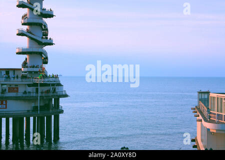 Il bungee jumping o bungy jumping torre in spiaggia Scheveningen dell'Aia è il più grande luogo per chi desidera attivare la loro scarica di adrenalina. Foto Stock