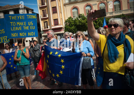 Anti-brexit manifestanti con bandiere e cartelli durante la protesta.un gruppo di cittadini britannici che vivono in Malaga la domanda per la tutela dei diritti che ai cittadini britannici che vivono in Spagna attualmente tenere e mostrare il proprio sostegno ai loro amici spagnoli che vivono nel Regno Unito, per protestare contro il Regno Unito di lasciare l'Europa. Foto Stock