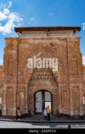 Dogubayazıt, Turchia: il cancello principale all'ingresso del Ishak Pasha Palace, il famoso semi-rovinato palazzo del periodo Ottomano (1685-1784) Foto Stock