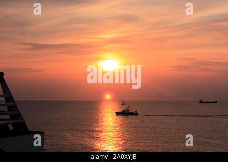 Una bella vista quando una nave passeggeri è passando attraverso le acque di Scheveningen il tramonto. Foto Stock