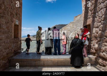 Dogubayazıt, Turchia: persone che guardano il panorama mozzafiato della valle dalla terrazza del Oriel in camera il Ishak Pasha Palace (periodo ottomano) Foto Stock