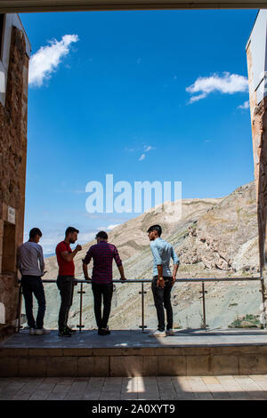 Dogubayazıt, Turchia: persone che guardano il panorama mozzafiato della valle dalla terrazza del Oriel in camera il Ishak Pasha Palace (periodo ottomano) Foto Stock