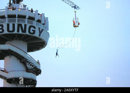 Il bungee jumping o bungy jumping torre a Scheveningen in l'Aia è il più grande luogo per chi desidera attivare la loro scarica di adrenalina. Foto Stock
