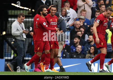 Londra, Regno Unito. 22 settembre 2019. English Premier League Calcio, Club di Calcio di Chelsea contro il Liverpool Football Club; Trento Alexander-Arnold di Liverpool celebra come egli punteggi per 0-1 nel XIV minuto - rigorosamente solo uso editoriale. Nessun uso non autorizzato di audio, video, dati, calendari, club/campionato loghi o 'live' servizi. Online in corrispondenza uso limitato a 120 immagini, nessun video emulazione. Nessun uso in scommesse, giochi o un singolo giocatore/club/league pubblicazioni Credit: Azione Plus immagini di sport/Alamy Live News Foto Stock