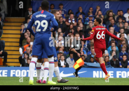 Londra, Regno Unito. 22 settembre 2019. English Premier League Calcio, Club di Calcio di Chelsea contro il Liverpool Football Club; Trento Alexander-Arnold di Liverpool celebra come egli punteggi per 0-1 nel XIV minuto - rigorosamente solo uso editoriale. Nessun uso non autorizzato di audio, video, dati, calendari, club/campionato loghi o 'live' servizi. Online in corrispondenza uso limitato a 120 immagini, nessun video emulazione. Nessun uso in scommesse, giochi o un singolo giocatore/club/league pubblicazioni Credit: Azione Plus immagini di sport/Alamy Live News Foto Stock