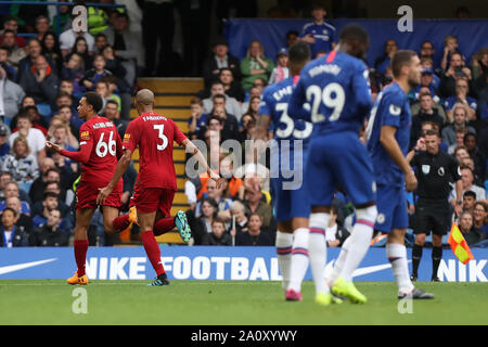 Londra, Regno Unito. 22 settembre 2019. English Premier League Calcio, Club di Calcio di Chelsea contro il Liverpool Football Club; Trento Alexander-Arnold di Liverpool celebra come egli punteggi per 0-1 nel XIV minuto - rigorosamente solo uso editoriale. Nessun uso non autorizzato di audio, video, dati, calendari, club/campionato loghi o 'live' servizi. Online in corrispondenza uso limitato a 120 immagini, nessun video emulazione. Nessun uso in scommesse, giochi o un singolo giocatore/club/league pubblicazioni Credit: Azione Plus immagini di sport/Alamy Live News Foto Stock