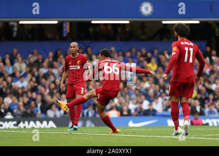 Londra, Regno Unito. 22 settembre 2019. English Premier League Calcio, Club di Calcio di Chelsea contro il Liverpool Football Club; Trento Alexander-Arnold di Liverpool germogli e punteggi per 0-1 nel XIV minuto - rigorosamente solo uso editoriale. Nessun uso non autorizzato di audio, video, dati, calendari, club/campionato loghi o 'live' servizi. Online in corrispondenza uso limitato a 120 immagini, nessun video emulazione. Nessun uso in scommesse, giochi o un singolo giocatore/club/league pubblicazioni Credit: Azione Plus immagini di sport/Alamy Live News Foto Stock