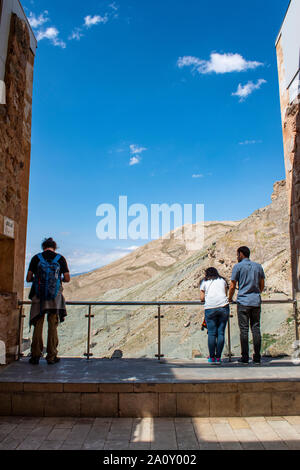 Dogubayazıt, Turchia: persone che guardano il panorama mozzafiato della valle dalla terrazza del Oriel in camera il Ishak Pasha Palace (periodo ottomano) Foto Stock