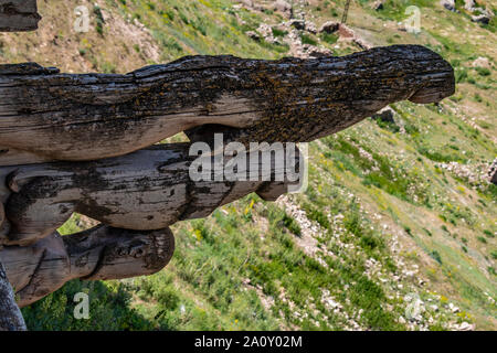 Dogubayazıt, Turchia: vista dalla terrazza del Oriel in camera il Ishak Pasha Palace, dettagli delle travi di legno composto da uomo, Lion e eagle Foto Stock