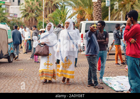 BAHIR DAR, Etiopia, Aprile 21th. 2019, cristiano ortodosso di donne vestite di bianco sulla strada durante la vacanza di Pasqua. Aprile 21th. 2019, Bahir Dar, Ethiop Foto Stock