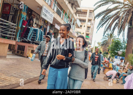 BAHIR DAR, Etiopia, Aprile 21th. 2019, etiope donne sulla strada durante la vacanza di Pasqua. Aprile 21th. 2019, Bahir Dar, Etiopia Foto Stock