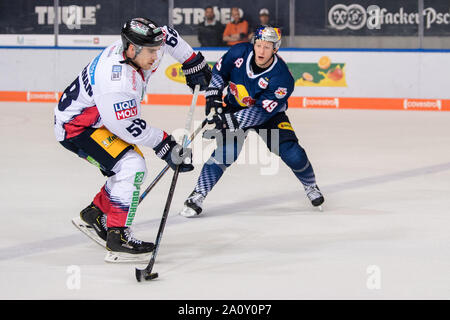 22 settembre 2019, il Land della Baviera, Monaco di Baviera: Hockey su ghiaccio: DEL, EHC Red Bull Monaco di Baviera - Eisbären Berlin, girone principale, 4° giornata nel ghiaccio olimpico al centro sportivo. Ryan Mckiernan di Berlino (l) porta il puck contro Mark Voakes di Monaco di Baviera. Foto: Matthias esitano di fronte/dpa Foto Stock