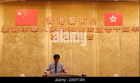 Hong Kong, Hong Kong per contrassegnare il settantesimo anniversario della fondazione della Repubblica popolare cinese nel sud della Cina di Hong Kong. Il 22 settembre, 2019. Un artista gioca Guzheng o Cinese cetra, in corrispondenza di un evento di gala tenutosi dal cerchio di arte di Hong Kong per contrassegnare il settantesimo anniversario della fondazione della Repubblica popolare cinese nel sud della Cina di Hong Kong, Sett. 22, 2019. Credito: Lu Ye/Xinhua/Alamy Live News Foto Stock