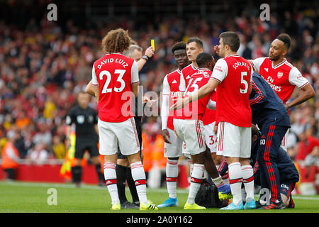 Londra, Regno Unito. Il 22 settembre, 2019. Arbitro, Jonathan Moss mostra Ainsley Maitland-Niles di Arsenal il suo secondo giallo durante la Premier League match tra Arsenal e Aston Villa all'Emirates Stadium di Londra, Inghilterra il 22 settembre 2019. Foto di Carlton Myrie/prime immagini multimediali. Solo uso editoriale, è richiesta una licenza per uso commerciale. Nessun uso in scommesse, giochi o un singolo giocatore/club/league pubblicazione. Credito: prime immagini multimediali/Alamy Live News Foto Stock